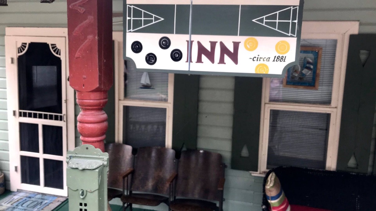 Lakeside Cottage | "ShuffleInn" - Adorable Historic Lakeside Cottage In Great Location