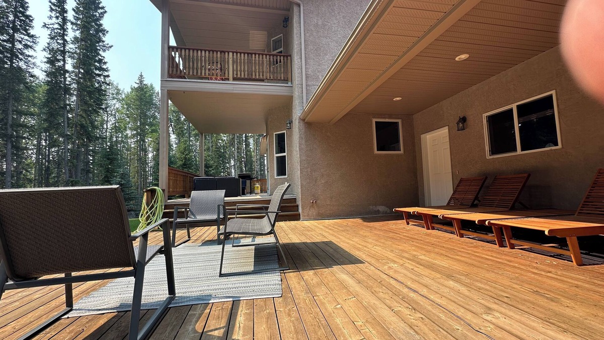 Nordegg House | Shunda Creek Place is 5 star VBRO mountain retreat.