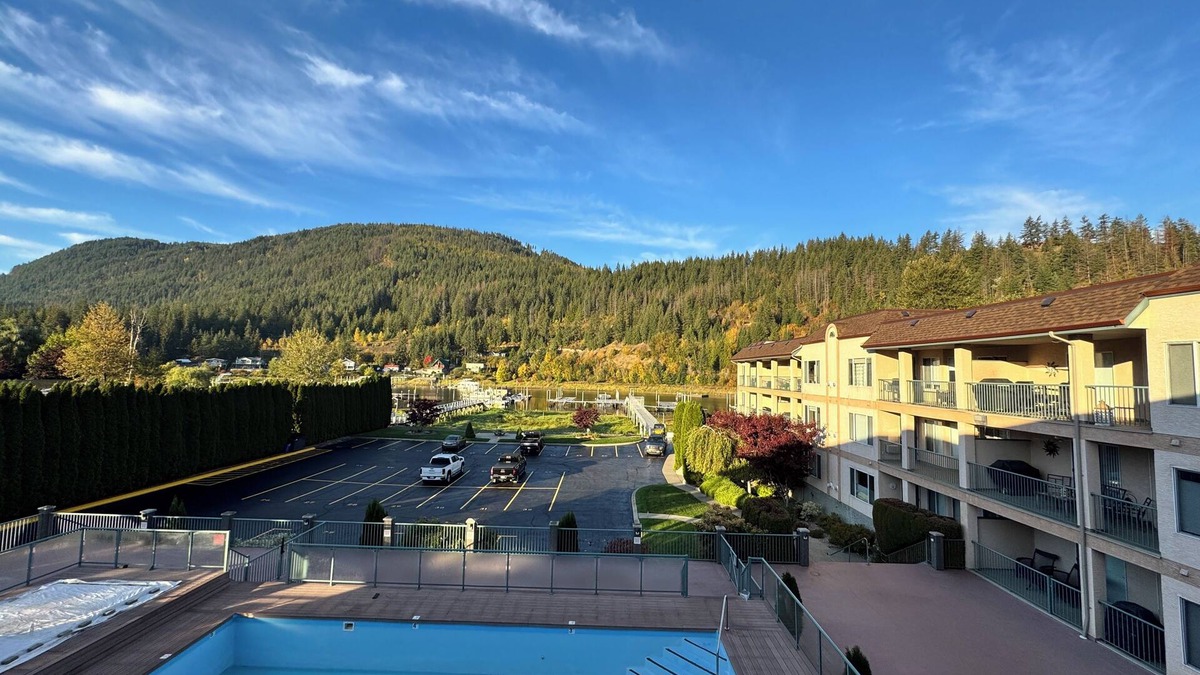 Sicamous Condo | Sicamous - Spacious canal front condo with boat slip