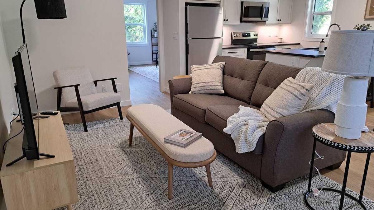 Sicamous Apartment | Sicamous Upper Suite - Licensedn