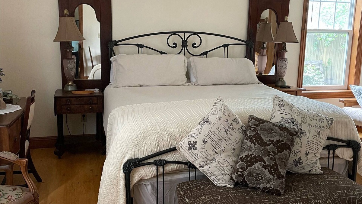 Breaux Bridge Apartment | Side House on the Bayou