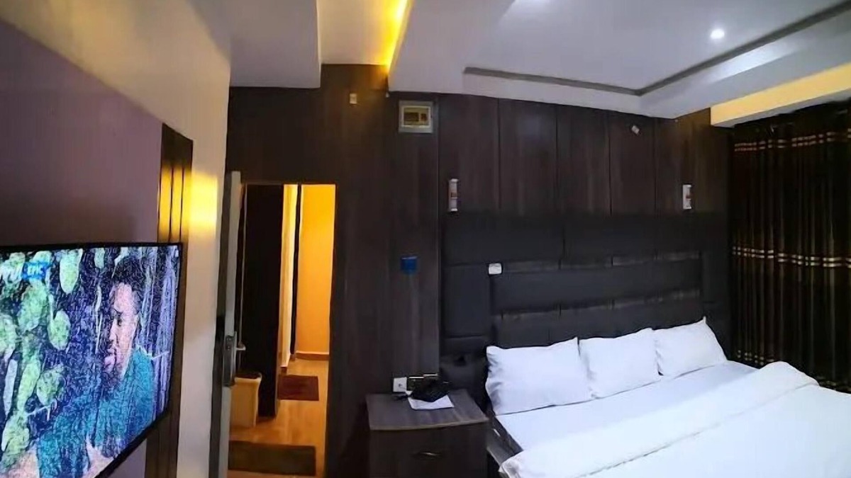 Ikom Hotel | Side View Hotel