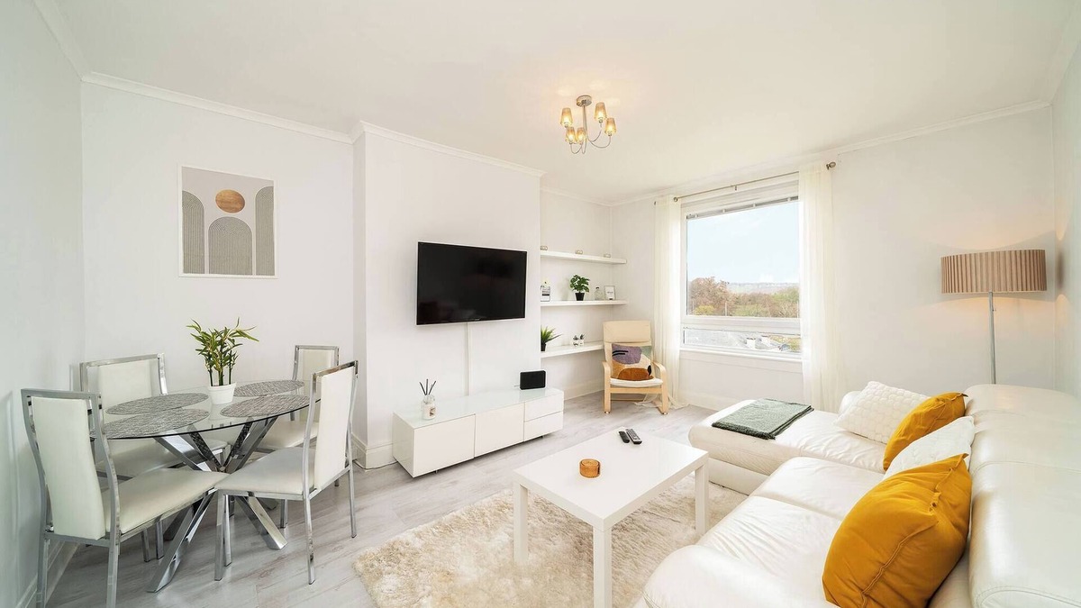Murthill Apartment | Sidlaw View - 3 Bed in the Suburbs