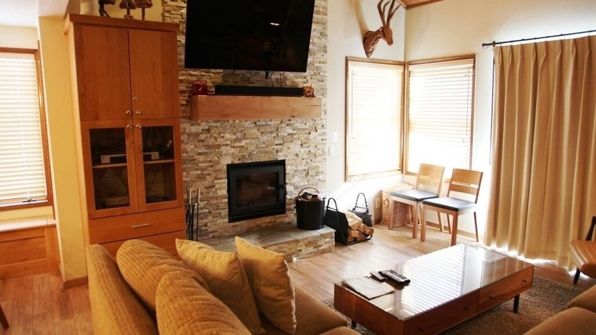 Mammoth Lakes Condo | Sierra Megeve 7 Deluxe Remodeled Condo, Just A Short Walk To Canyon Lodge by RedAwning