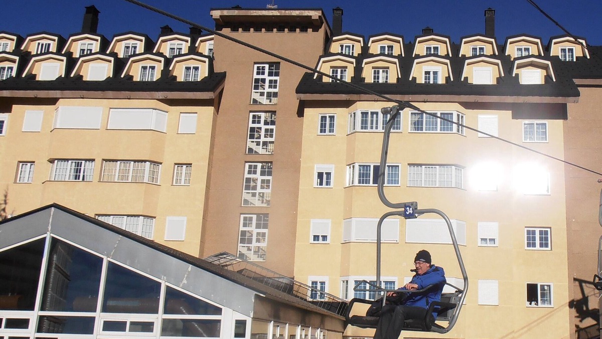 Pradollano Apartment | Sierra Nevada Apartament: along the chair lift, sunny, with a swimming pool