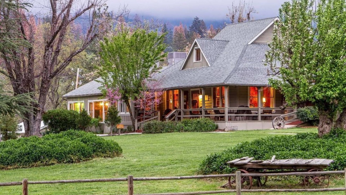 Yosemite Forks Hotel | Sierra Sky Ranch