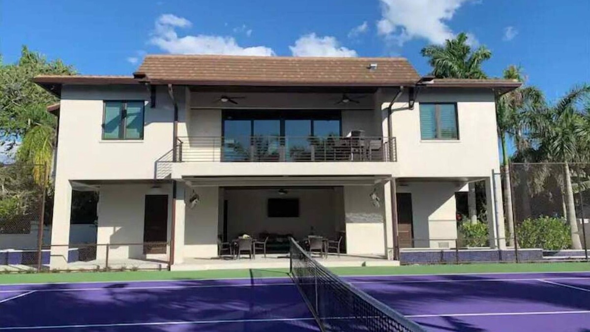 Bay Isle House | Siesta Key Sports Paradise- bball, vball, tennis, pickleball