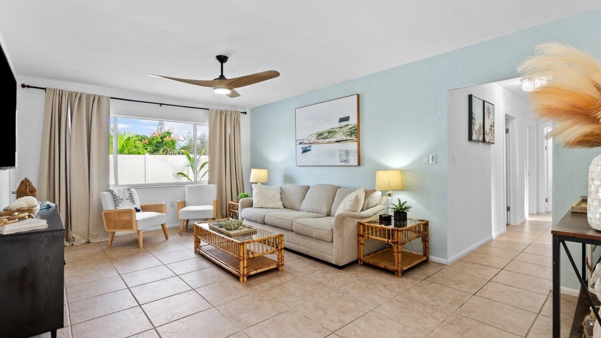 South Sarasota House | Siesta Vacation~10 mins to Beach & Downtown~Pet Friendly~King Bed~Fenced Yard