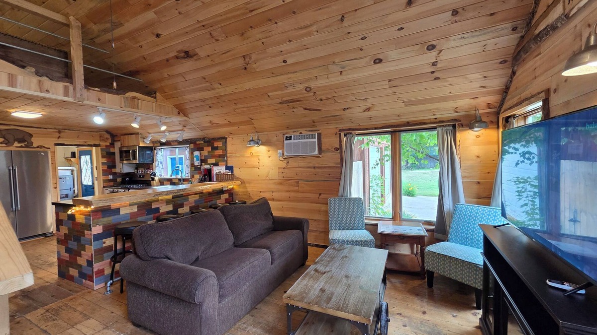 Au Train Cabin | Sight distance of Lake Superior Beach, Autrain River, Close to Pictured Rocks
