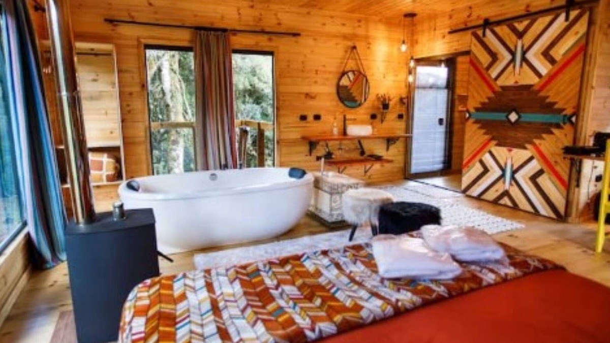 Urubici Cabin | Signal Cabin: bathtub and incredible view from the bed!