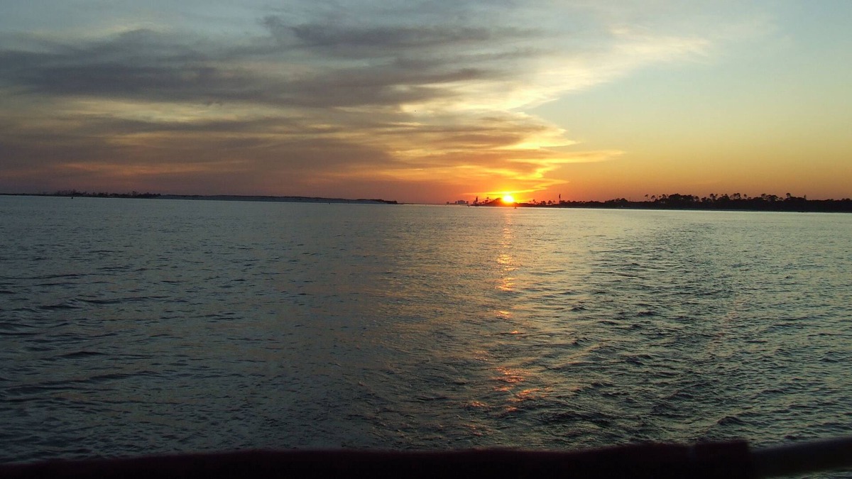 Signal Cove Cottage | SIGNAL COVE COTTAGE Pristine 2 Master Bedrooms Minutes to the Gulf