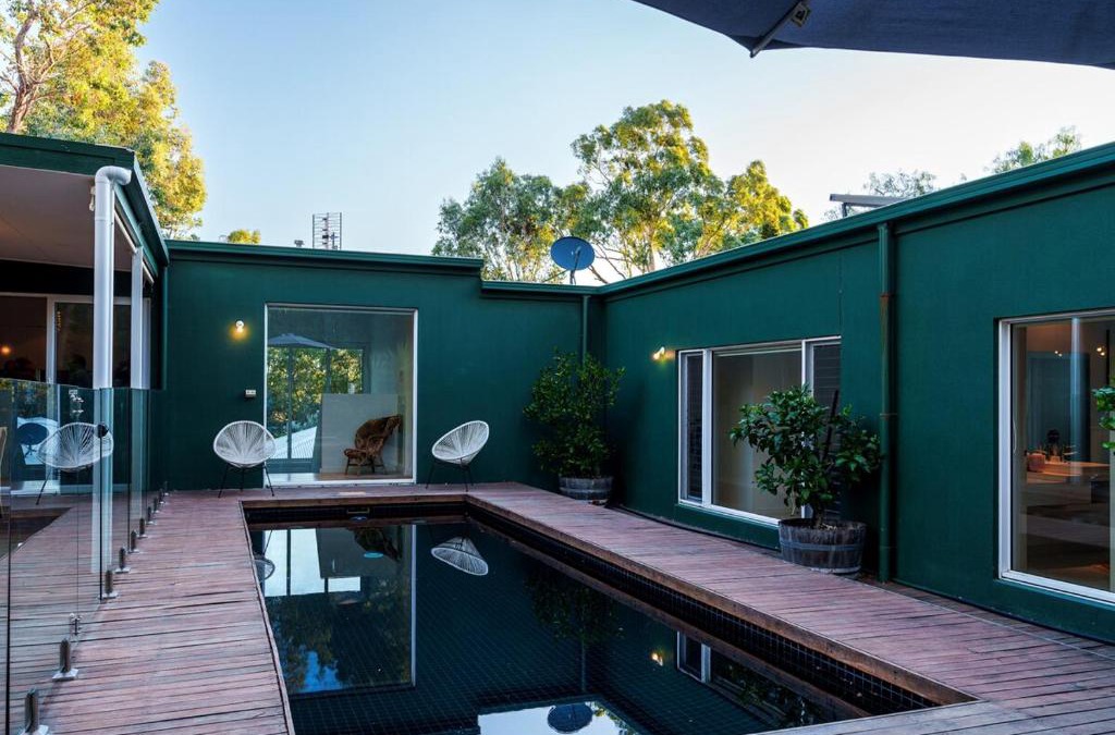 Castlemaine House | Signature Accommodation Montez House Pool Retreat