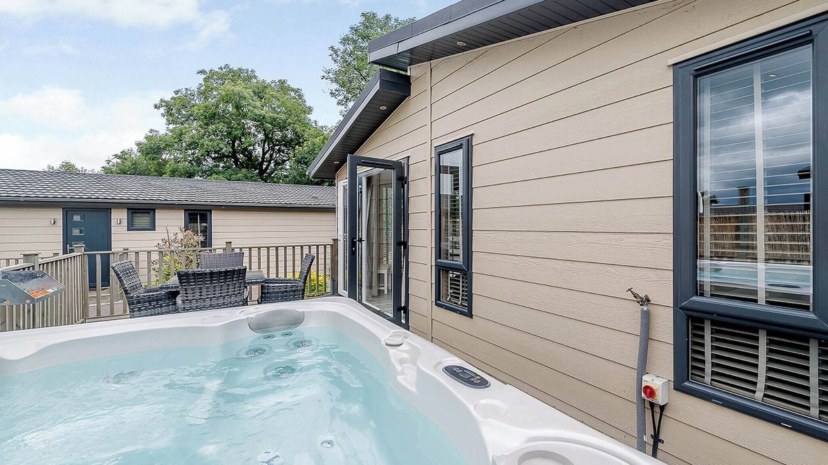 Honiton Ski Chalet | Signature Spa Five Pet