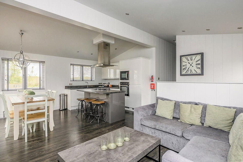 Bury St Edmunds Ski Chalet | Signature Spa Six Pet