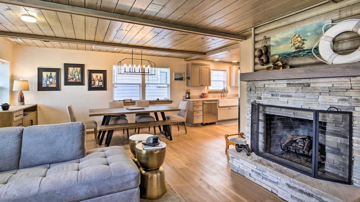 Lincoln City Cottage | 'Siletz Bay Cottage' Lincoln Abode ~ 2 Mi to Beach