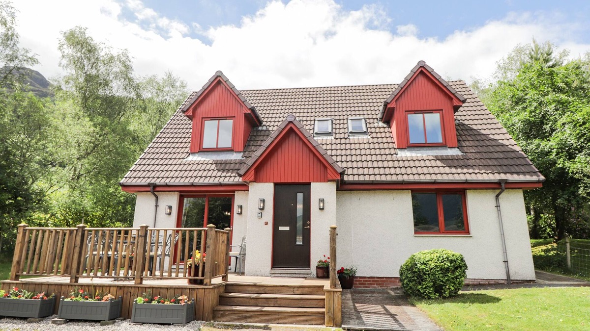 Ratagan Cottage | SILVER BIRCH LODGE, pet friendly, character holiday cottage in Dornie