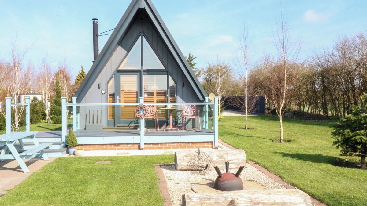North Wheatley Cottage | SILVER BIRCH LODGE, romantic, with hot tub in Misterton