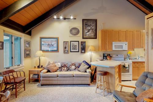 Big Sky Meadow Village Apartment | Silver Bow 65