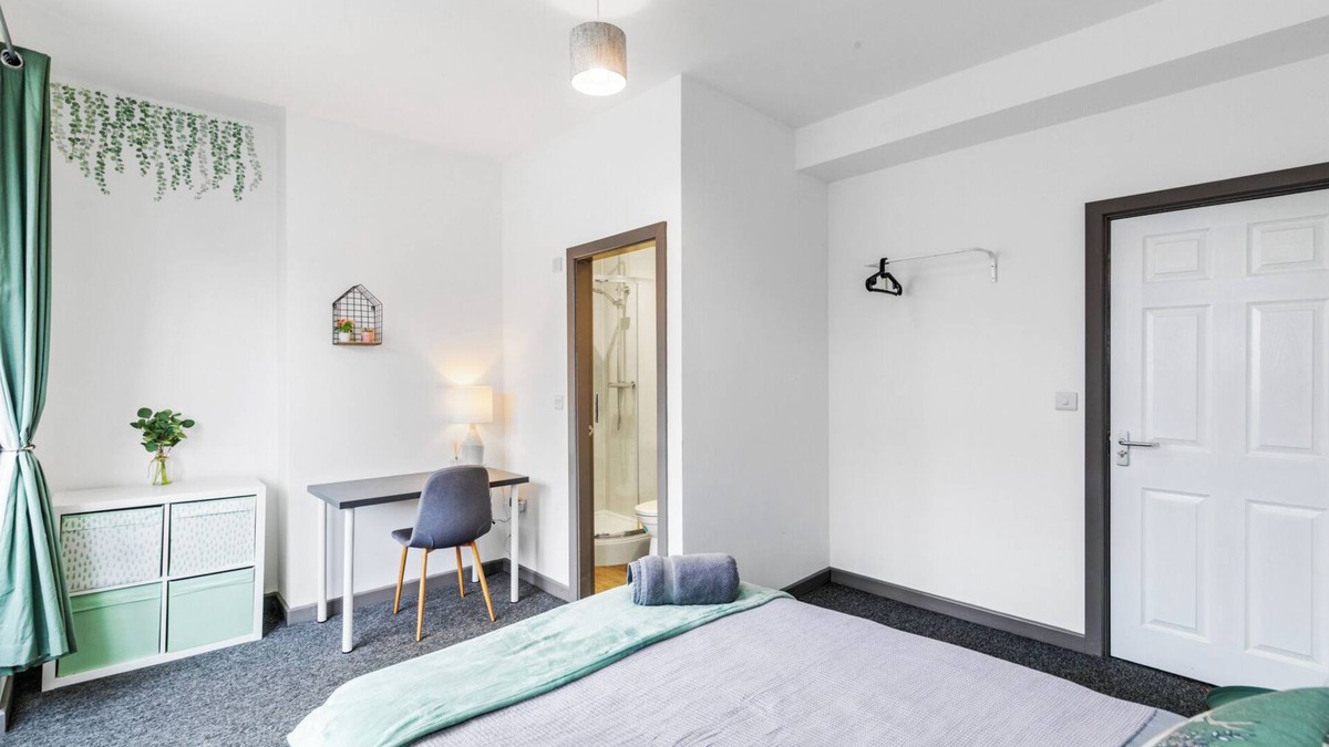 Church Gresley House | Silver Stag Properties, Ensuite 5 BR House