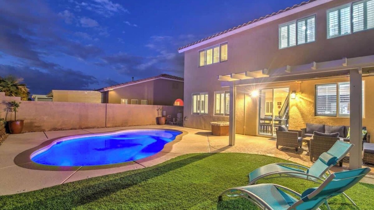 Paradise Hills House | Silver Star Getaways 4B3BA 3000sqft+ pool + loft