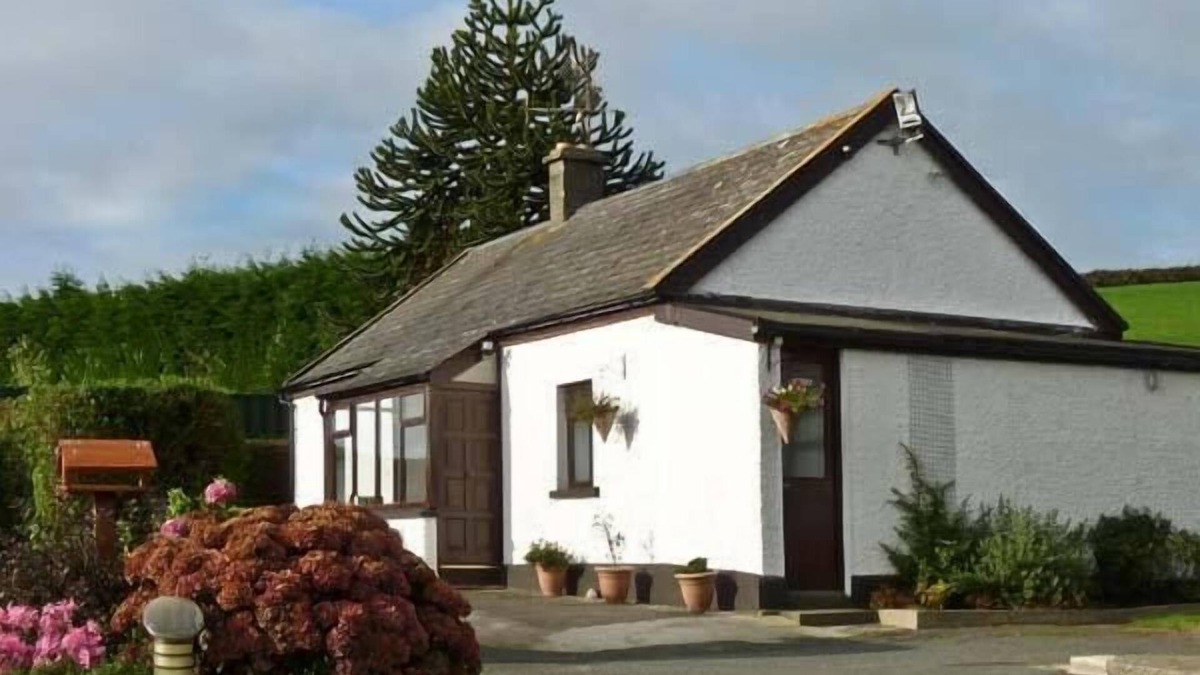 Coolbeg Cross Cottage | SILVER STRAND COTTAGE, pet friendly in Wicklow Town, County Wicklow