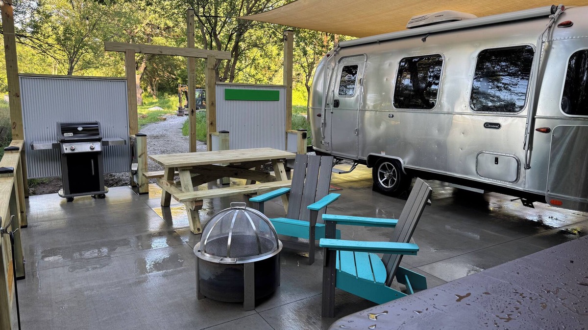 Ashland House | Silver Surfer Airstream with 4 person Hot Tub