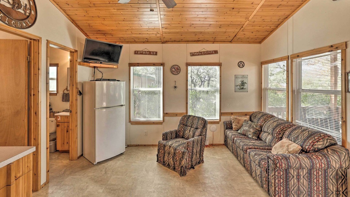 Chico Cabin | 'Silverado Cabin' w/ Fire Pit, Fish On-Site!