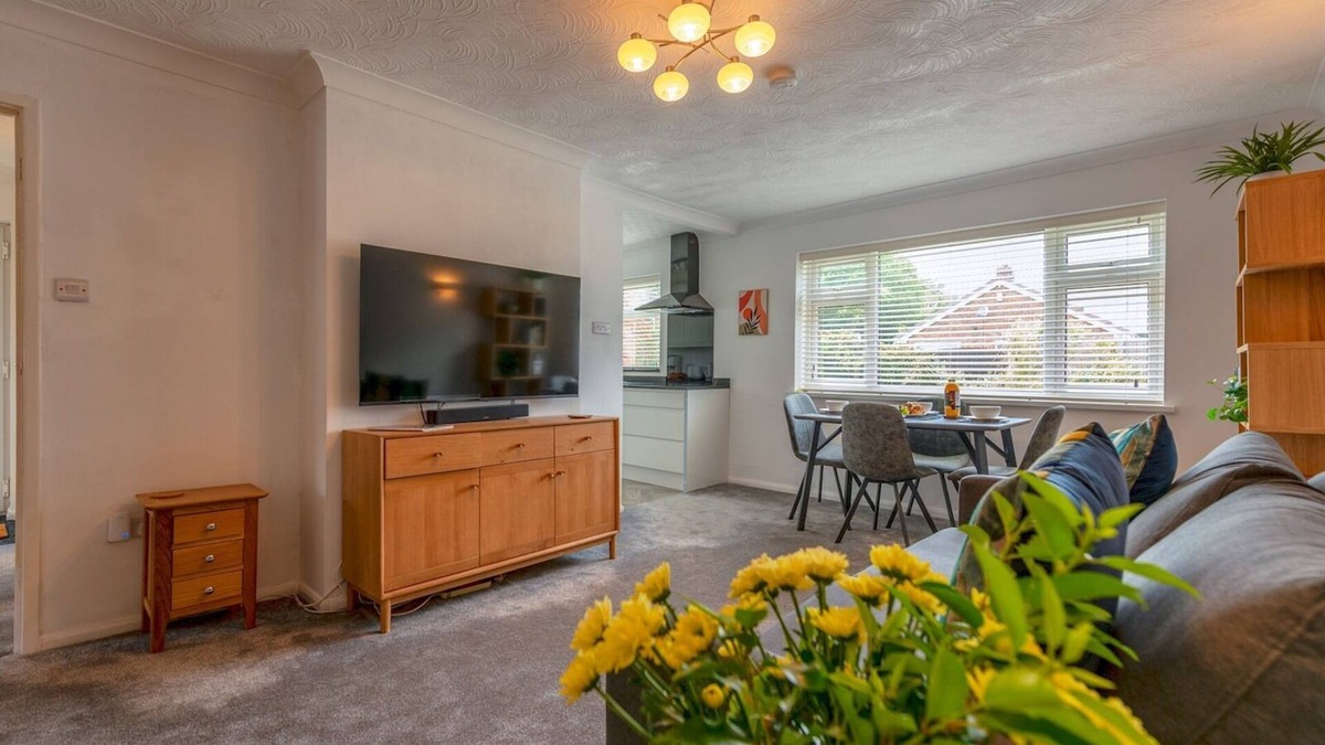 Newcastle-Under-Lyme House | Silverdale Secret Gem with Private Garden | Pass the Keys