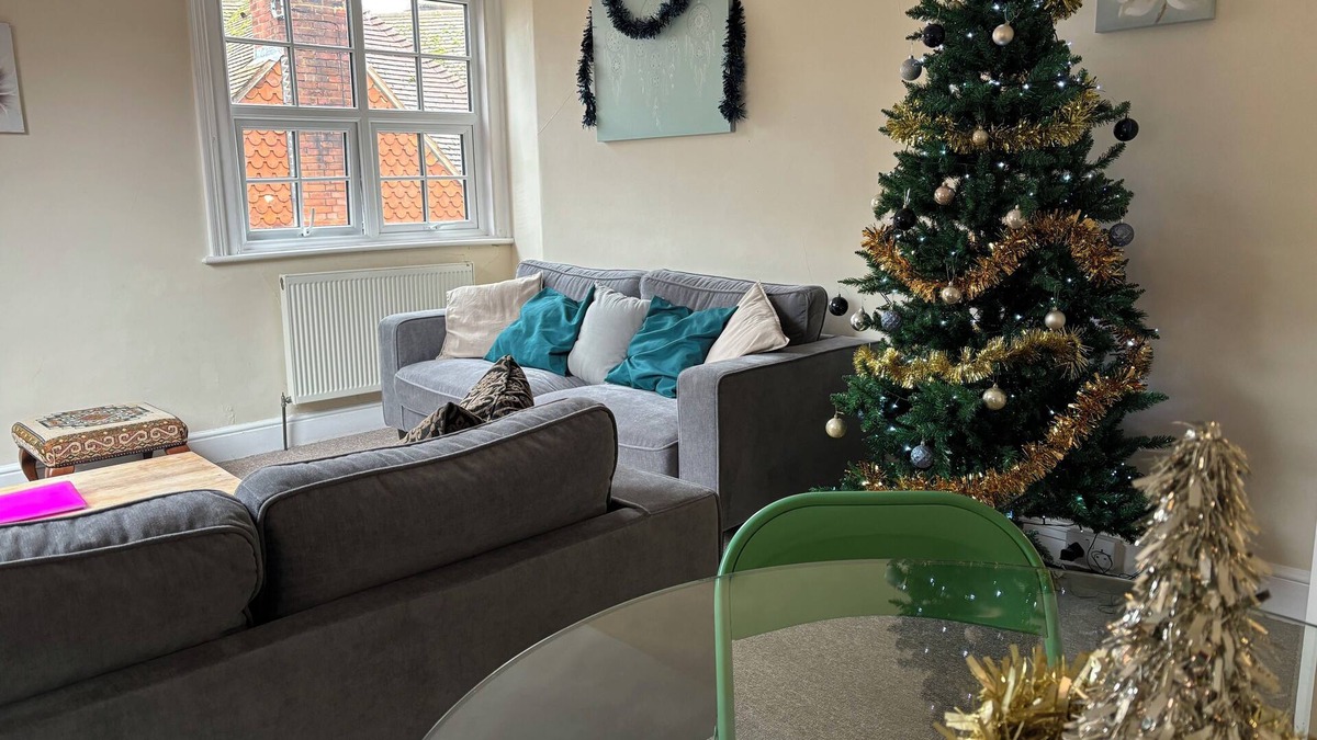 Eastbourne Seafront Apartment | Silverdale Moonbeams, bright and spacious apartment, 5 minutes walk to seafront