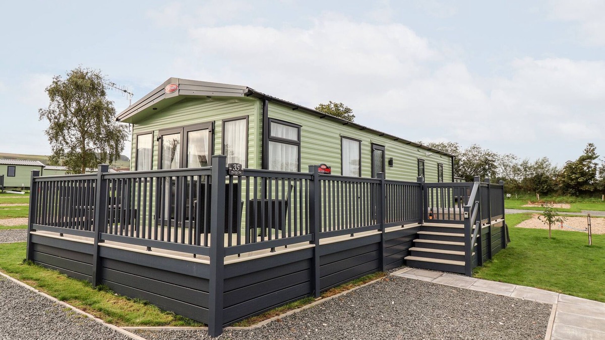 West Heslerton Cottage | SILVERDALE VIEW, pet friendly, with hot tub in Sherburn