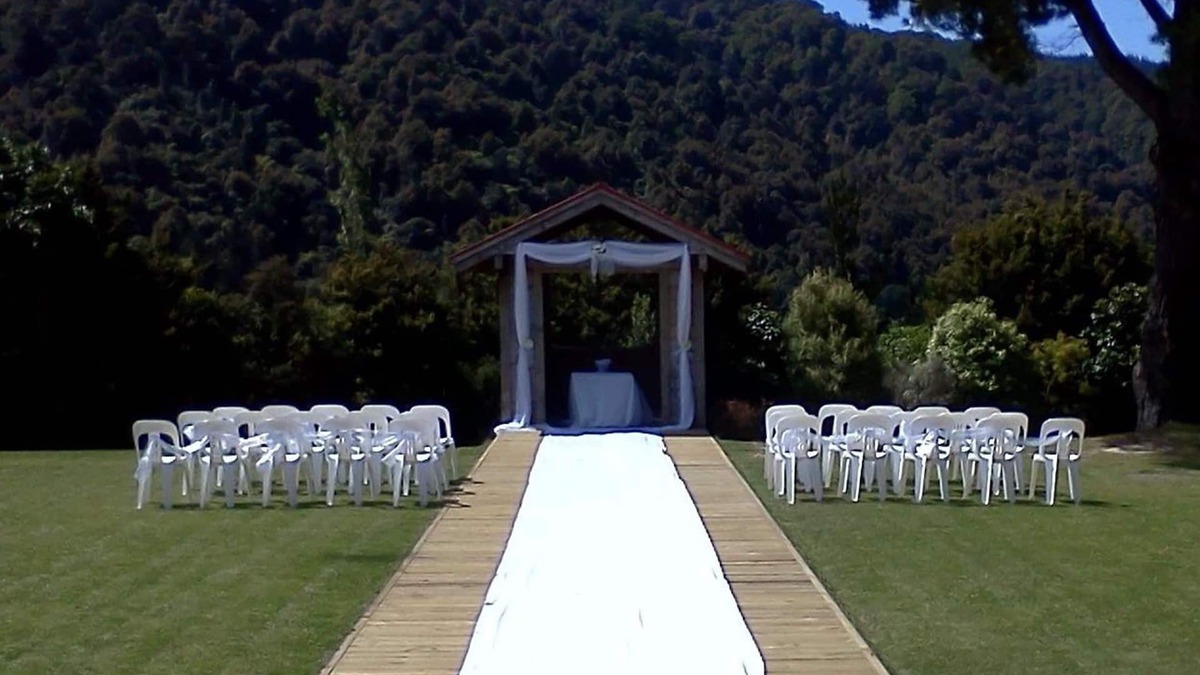 Stokes Valley Hotel | Silverstream Retreat