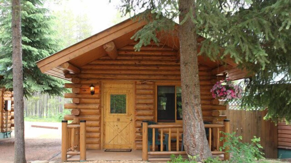 Coram Cabin | Silverwolf Log Chalet Resort