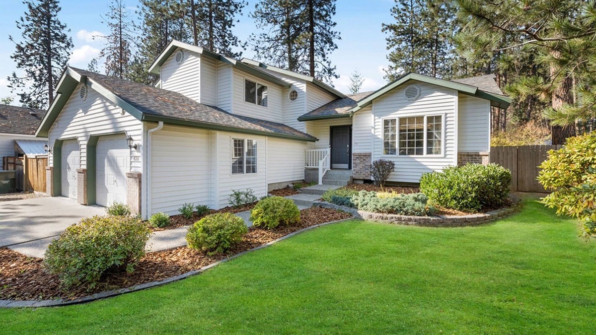 Post Falls House | Silverwood CDA Family Getaway Game Room Air Hockey Ping Pong Treehouse Yard AC