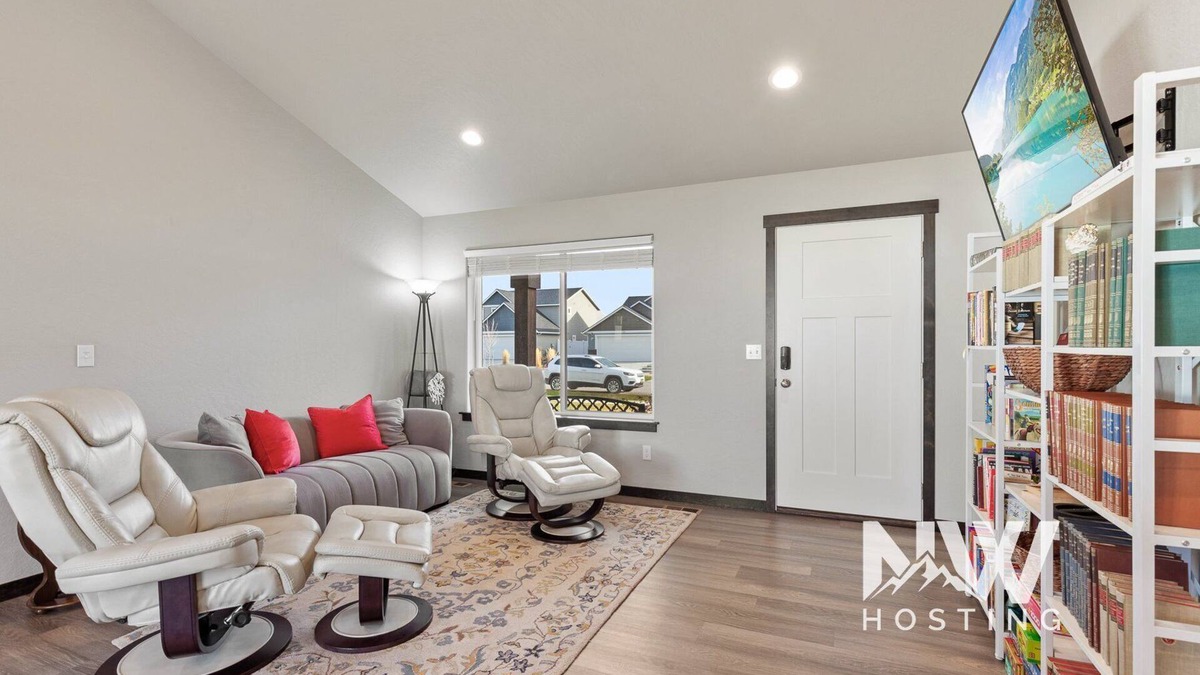 Post Falls House | Silverwood Retreat - Cozy Prairie Home with Huge Backyard, Games & Firetable!