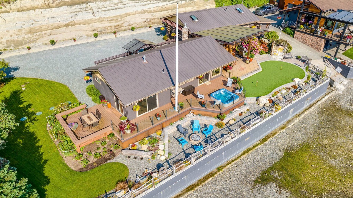 Anacortes House | Similk Bay Retreat with Deck, Fire Pit + Hot Tub!