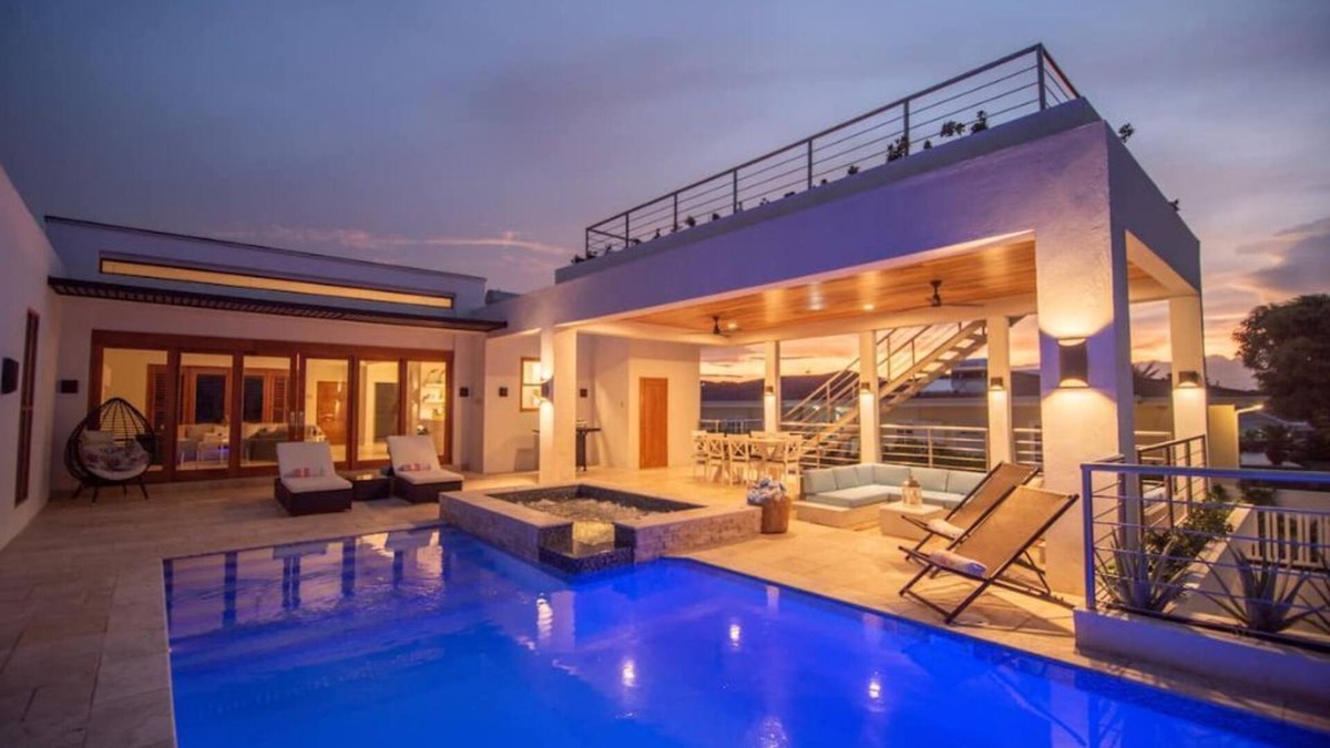 Silver Sands Villa | Simmerdown Villa is a spacious modern 4 bedroom house within a gated community