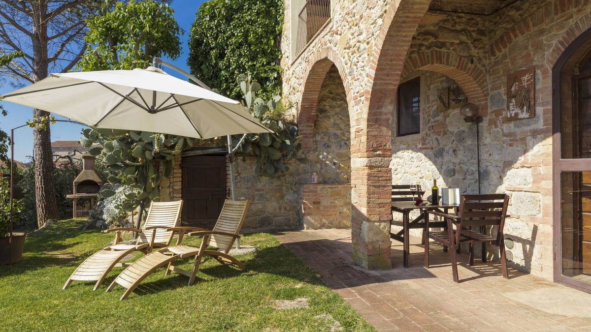 Castel San Gimignano Apartment | SIMONA STUDIO WITH PRIVATE GARDEN AND STUNNING VIEW