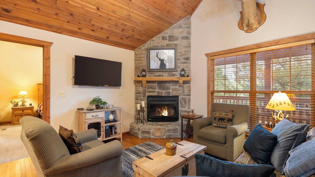 Branson West Cabin | Simon’s Treetop Cabin – 2 BDR in Popular Resort!