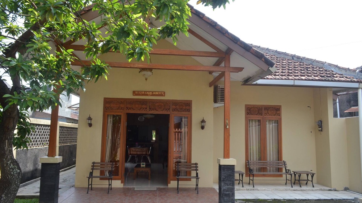 Banguntapan House | Simple 3BR House in Yogyakarta + WiFi + TV + Hot Water