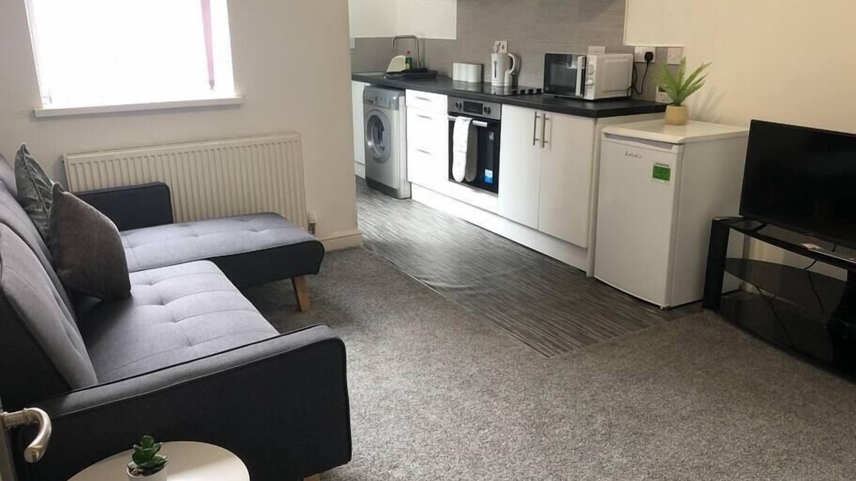 Stoke-on-Trent Apartment | Simple and sweet, Flat on Lewis Street (1 BR)