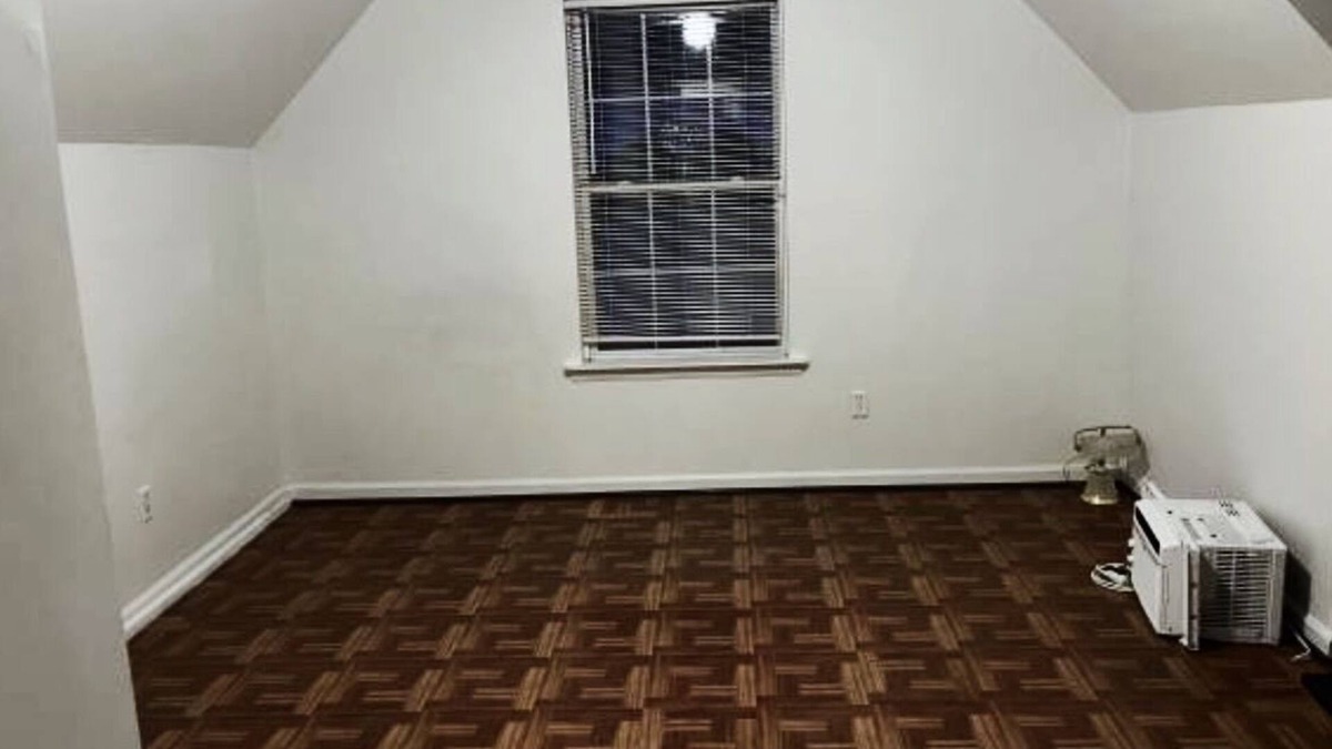 Colonial Heights House | Simple, clean, and spacious 4 bedroom house with a stairlift.