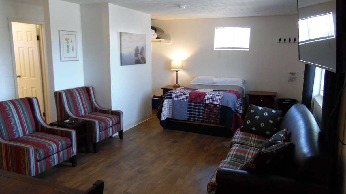 Jenkins Apartment | Simple, Clean, and Quiet Lakeside Getaway