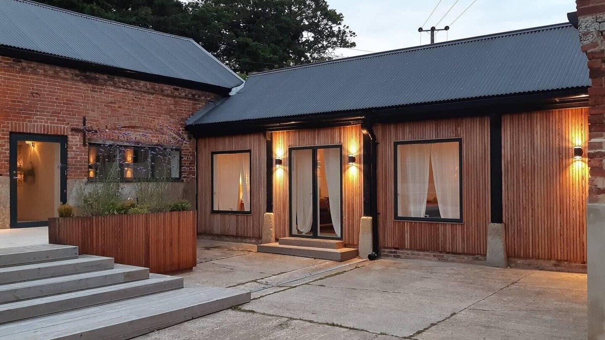 Reydon House | Simple Coastal Luxury near Southwold sleeps 10