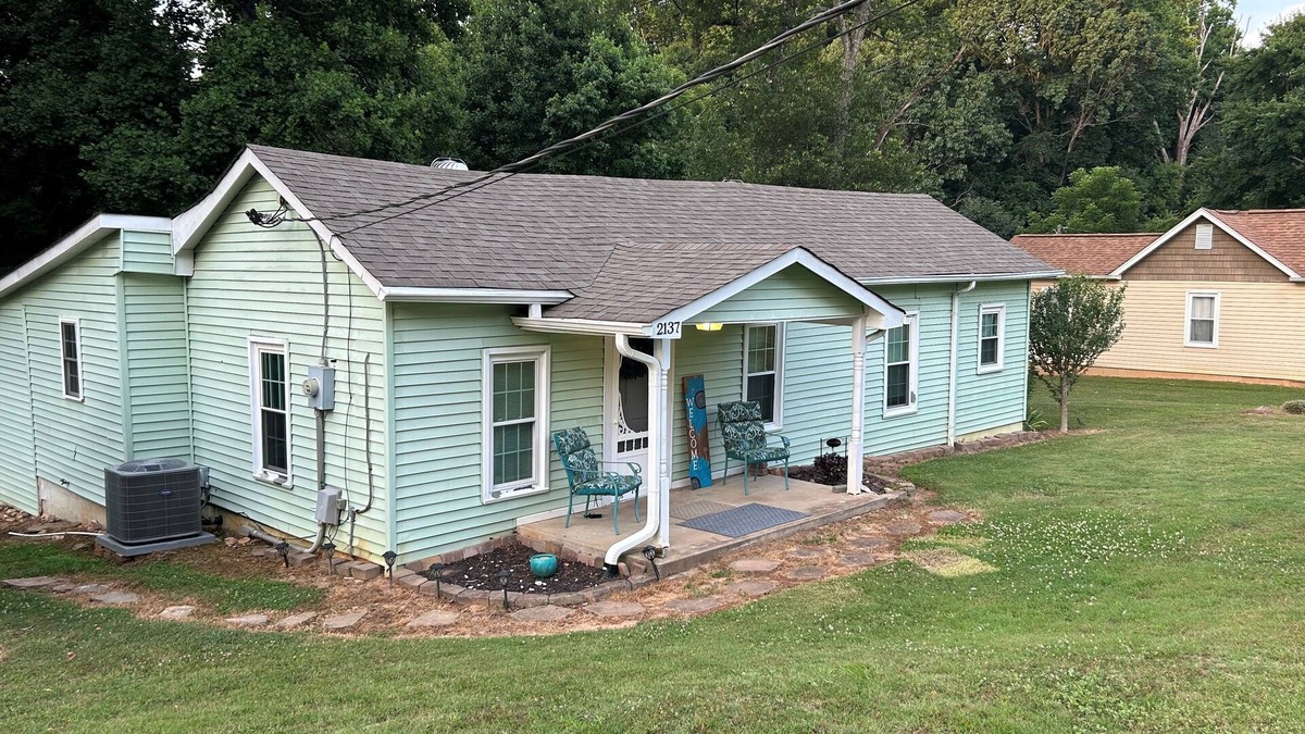 Yadkinville House | Simple comfort close to Winston & Vineyards
