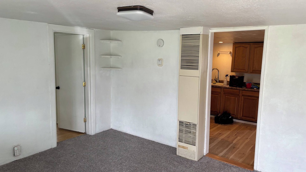 Grants Pass House | Simple cottage, 1 bedroom and a detached room in Grants Pass with WiFi and AC.