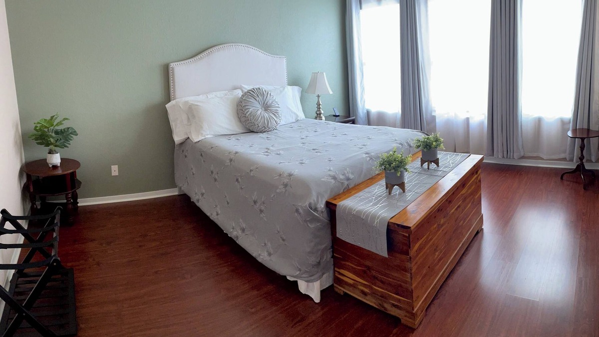 Rosenberg House | Simple Elegance 3bedroom 2bath