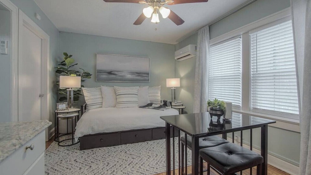 Country Club Plaza Area Apartment | Simple PLAZA Comfort!