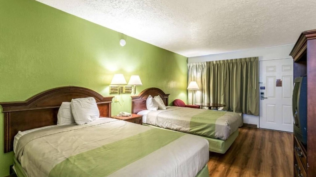 Edgewood Hotel | Simple Room w/Free Breakfast & Easy I-95 Access for Quick Stopovers