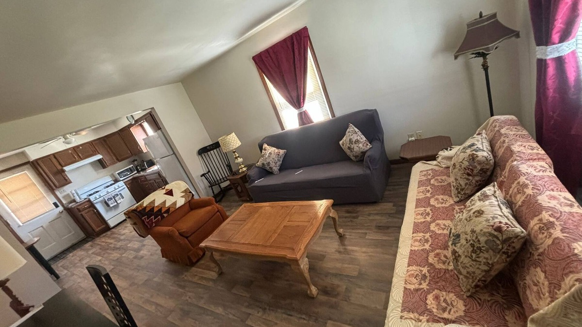 Youngstown House | "Simple Stay" Conveniently located to everything!