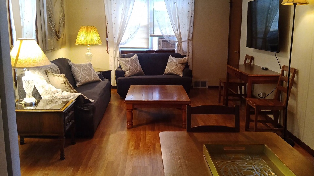 Youngstown House | Simple Stay for Family and Friends, 2-bedroom upstairs apartment in Boardman.